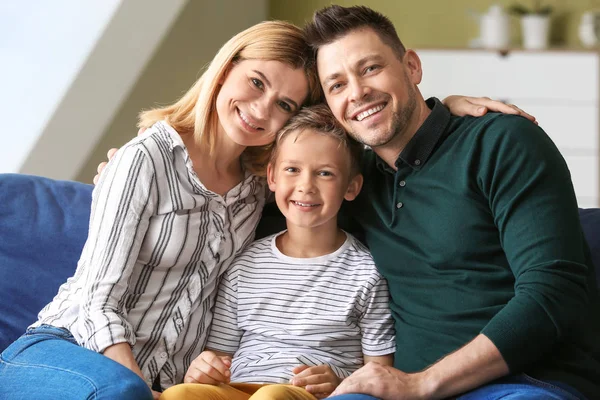 Glückliches Paar mit kleinem Adoptivkind zu Hause — Stockfoto