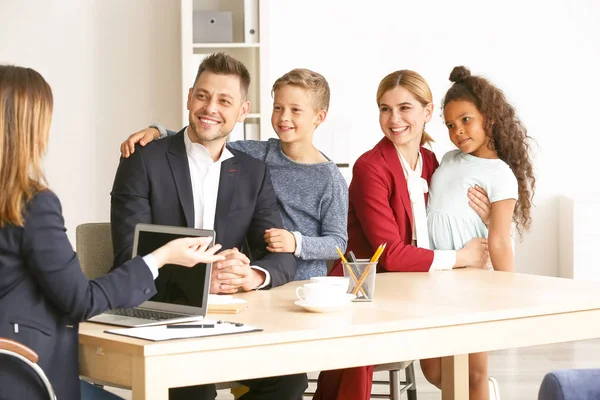 Social worker meeting with couple for signing adoption documents — Stock Photo, Image