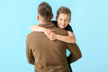 Renk arka plan üzerinde küçük evlatlık çocuk ile Mutlu adam