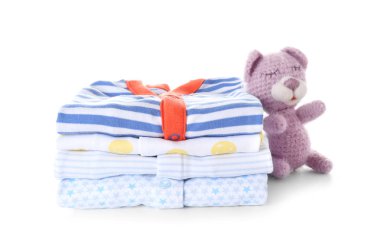 Beyaz arka planda bebek kıyafetleri yığını