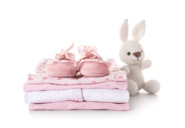 Beyaz arka planda bebek kıyafetleri yığını