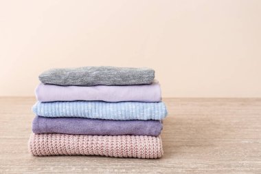 Masadaki temiz giysi yığını açık arkaplan karşısında