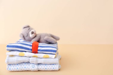 Renkli arka planda bebek kıyafetleri yığını