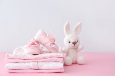 Renkli arka planda bebek kıyafetleri yığını