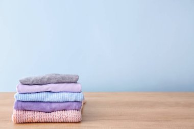 Masadaki temiz giysi yığını açık arkaplan karşısında