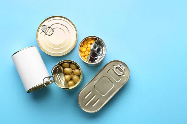 Latas de lata con comida sobre fondo de color — Foto de Stock