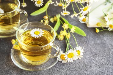 Gri masada sıcak papatya çayı Fincan