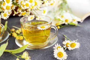 Gri masada sıcak papatya çayı Fincan