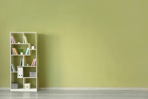 Modern shelf unit near color wall — Stock Photo, Image