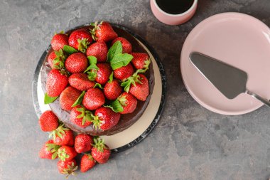 Gri masada lezzetli çikolatalı kek