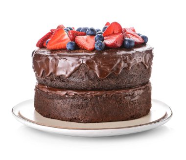 Beyaz arka planda lezzetli çikolatalı pasta.