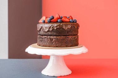 Renkli arka planda lezzetli çikolatalı kek ile stand