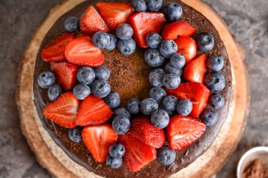 Lezzetli çikolatalı pasta masada.