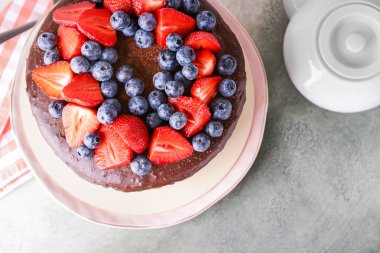 Gri masada lezzetli çikolatalı kek
