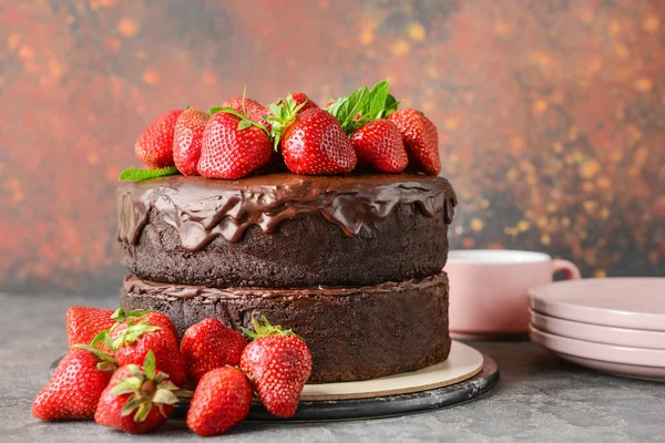 Leckerer Schokoladenkuchen auf grauem Tisch — Stockfoto