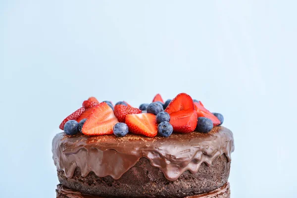 Pastel de chocolate sabroso sobre fondo claro —  Fotos de Stock