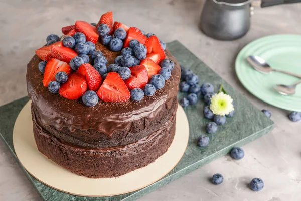 Smaczne ciasto czekoladowe na szarym stole — Zdjęcie stockowe