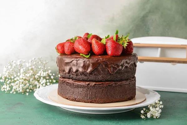 Placa con sabroso pastel de chocolate en la mesa — Foto de Stock