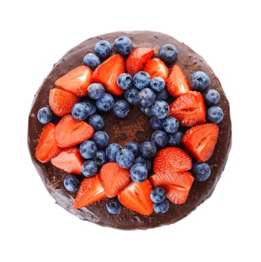 Beyaz arka planda lezzetli çikolatalı pasta.