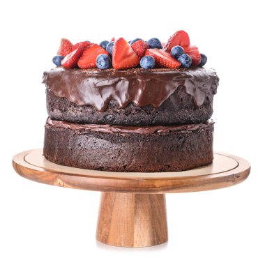 Beyaz arka planda lezzetli çikolatalı pasta.