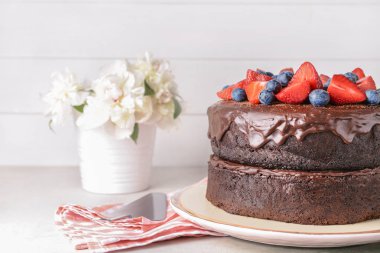 Gri masada lezzetli çikolatalı kek