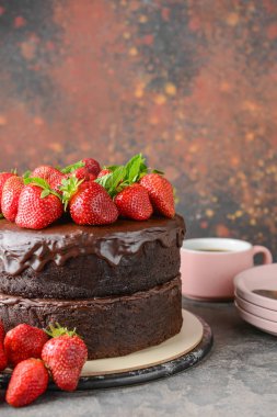Gri masada lezzetli çikolatalı kek