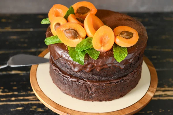 Připravte si chutný čokoládový dort na dřevěný stůl — Stock fotografie