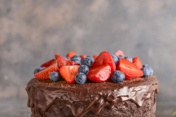 Tasty chocolate cake on grey background — Stock Photo, Image