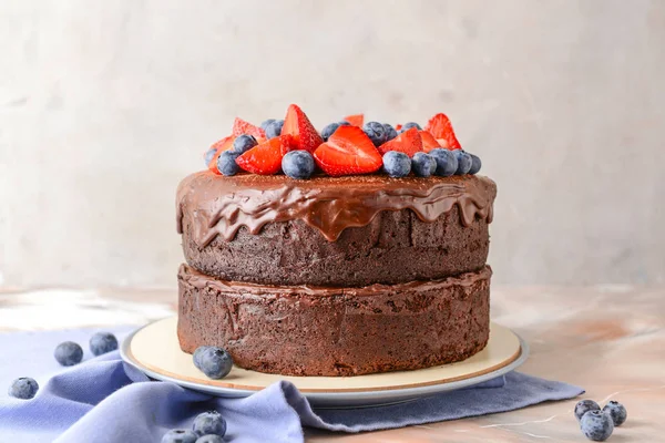 Sabroso pastel de chocolate en la mesa —  Fotos de Stock