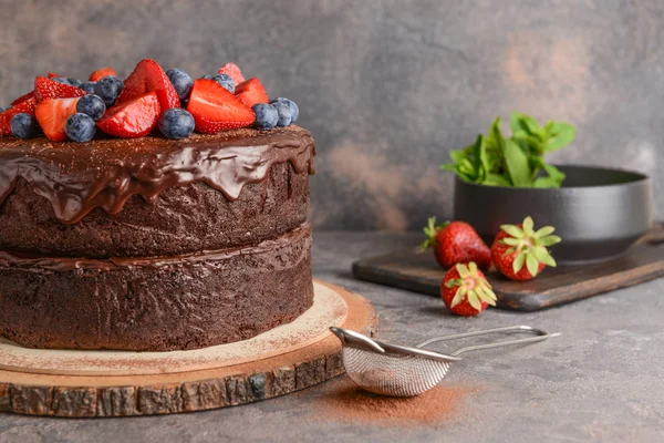 Sabroso pastel de chocolate en la mesa gris — Foto de Stock