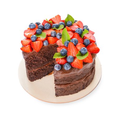 Beyaz arka planda lezzetli çikolatalı pasta.