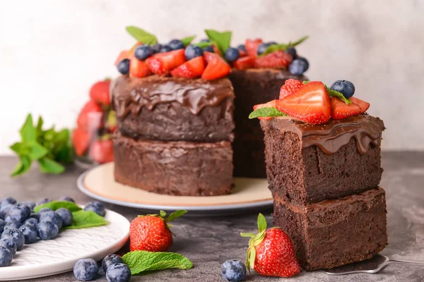 Gri masada lezzetli çikolatalı kek