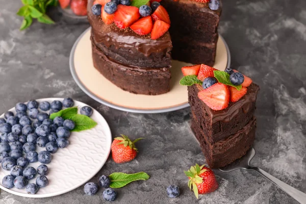 Tasty chocolate cake on grunge background — Stock Photo, Image