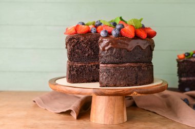 Ahşap masada lezzetli çikolatalı kek ile stand