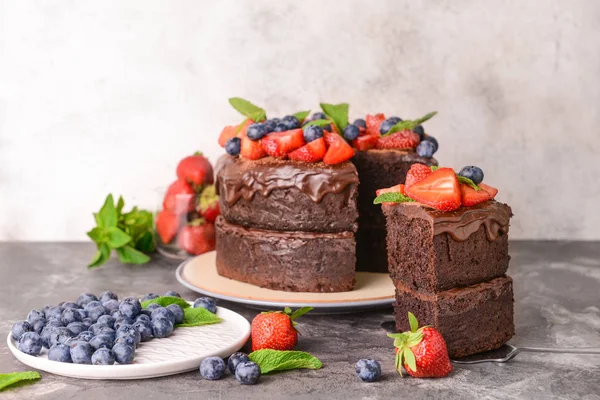 Tasty chocolate cake on grey table — Stock Photo, Image