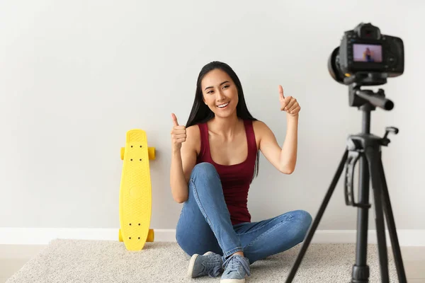 Feminino Asiático blogger gravação de vídeo perto de parede de luz — Fotografia de Stock