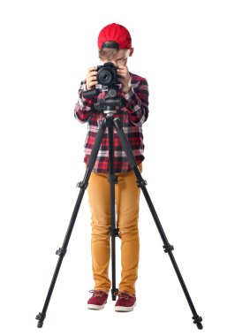 Beyaz arka planda profesyonel kamera ile Sevimli küçük fotoğrafçı