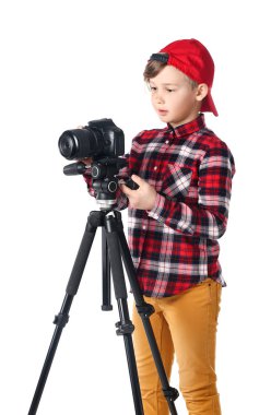 Beyaz arka planda profesyonel kamera ile Sevimli küçük fotoğrafçı