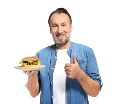 Beyaz arka plan üzerinde thumb-up jest gösteren lezzetli burger ile yakışıklı olgun adam Portresi