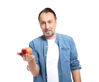 Beyaz arka plan üzerinde sağlıklı elma ile yakışıklı olgun adam Portresi