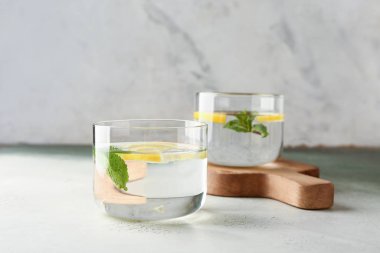 Masada taze limonata bardakları