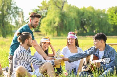 Parkta piknik üzerinde mutlu arkadaşlar