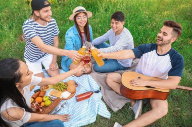 Parkta piknik üzerinde mutlu arkadaşlar