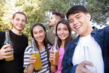 Mutlu arkadaşlar parkta piknikte selfie çekiyor