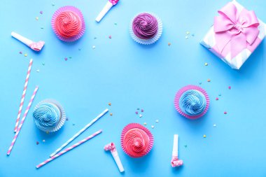 Çerçeve renkli arka plan doğum günü cupcakes yapılmış