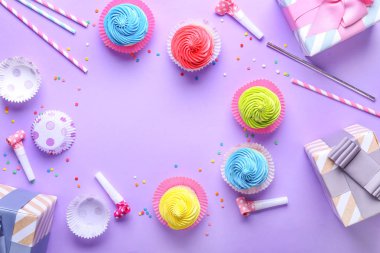 Çerçeve renkli arka plan doğum günü cupcakes yapılmış
