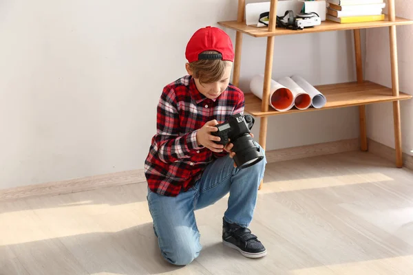 Lindo fotógrafo pequeño con cámara profesional en casa — Foto de Stock