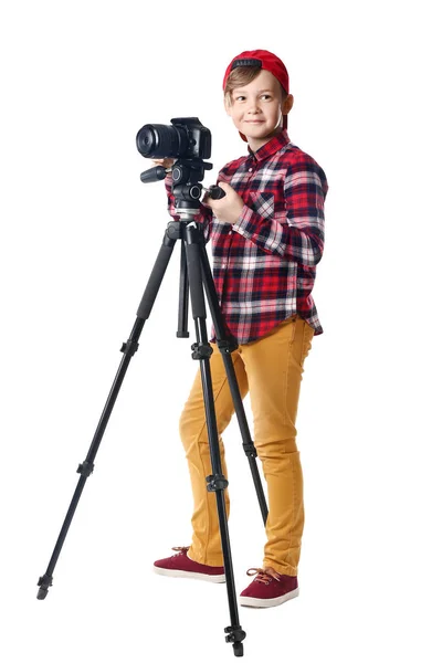 Söt liten fotograf med professionell kamera på vit bakgrund — Stockfoto