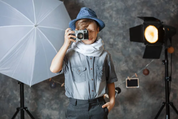 Fotógrafo bonito com câmera em estúdio profissional — Fotografia de Stock