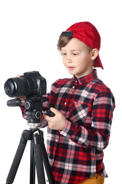 Lindo fotógrafo pequeño con cámara profesional sobre fondo blanco — Foto de Stock